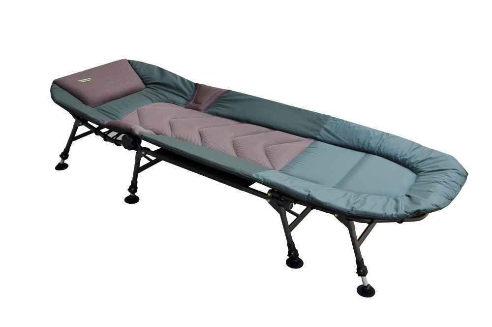 8bein-karpfenliege-4250625987316 Comoda poltrona letto da pesca per carpisti, perfetta per lunghe sessioni in acqua.