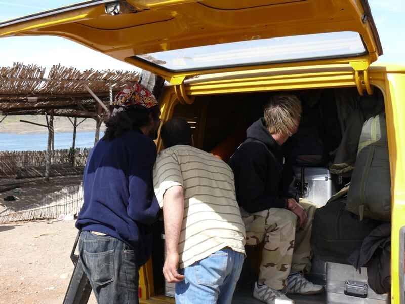 Gelber-Blitz-9 Angler laden Angelausrüstung für einen Karpfenangelausflug in einen gelben Lieferwagen.