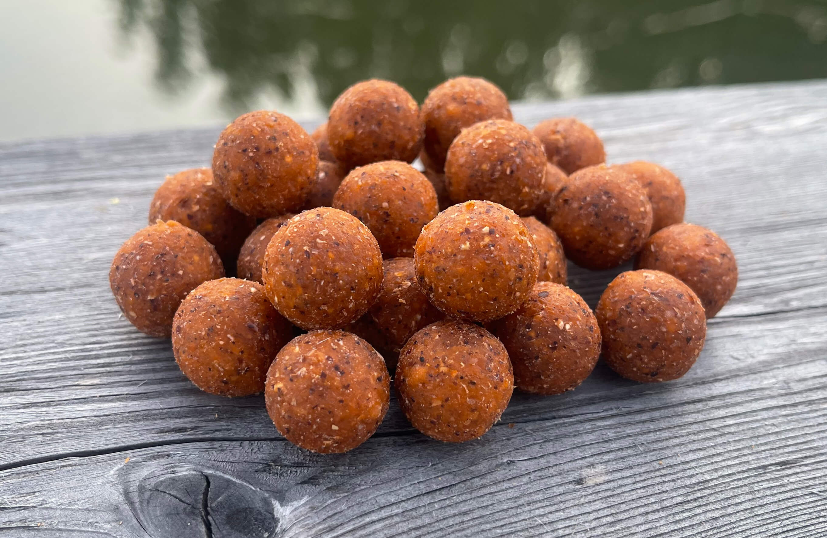 MK Boilie Monster Crab 16mm 5kg Instant Active Baits Hochwertige Boilies zum Karpfenangeln, perfekt zum Anlocken großer Karpfen während Ihrer Angelausflüge.
