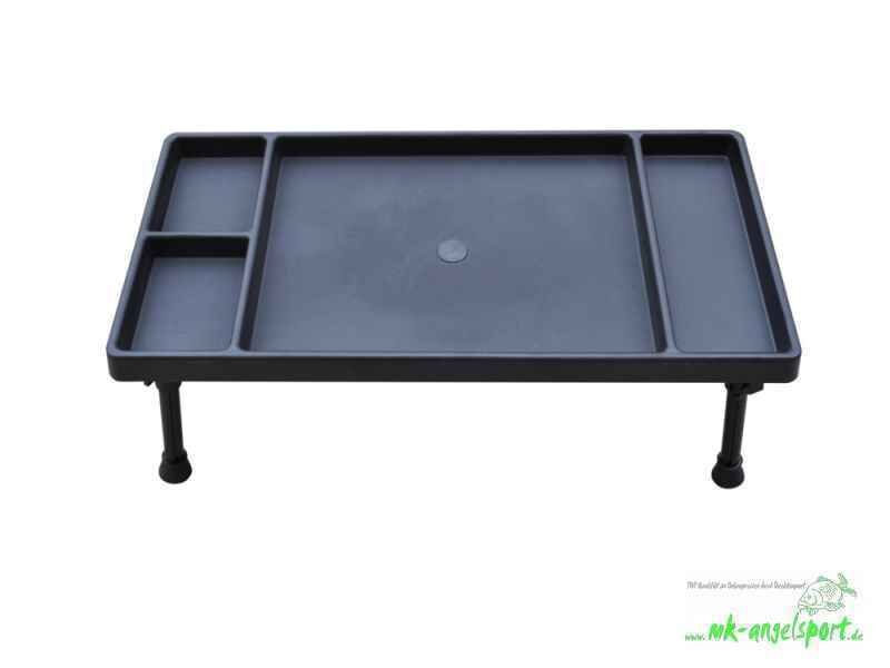 MK-Angelsport-Bivvy-Table-Vario-Outdoor-Tisch_b2-png Duurzame visgereitafel met compartimenten voor het organiseren van uitrusting en accessoires.