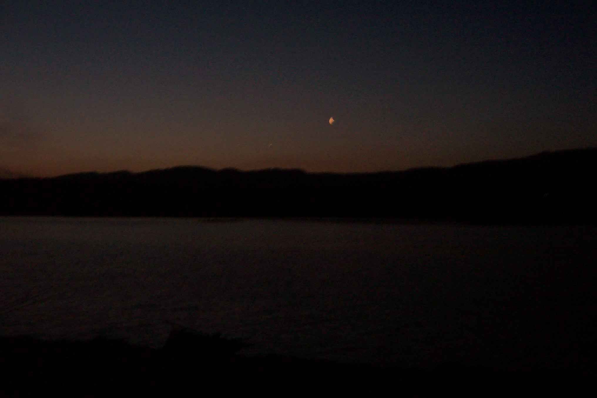 100_2147 Ein ruhiger Abendblick auf einen See in der Abenddämmerung, perfekt für Abenteuer beim Karpfenangeln.