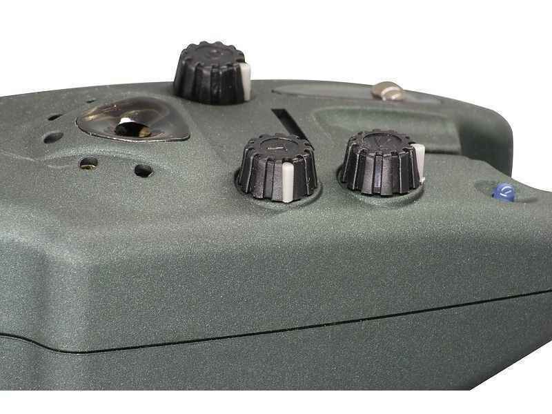 Falcon-STL-Digital-Bissanzeiger-BLAU-4-Geraet-DAS-ORIGINAL_b4-png Detailní záběr na elektronický hlásič záběru, nezbytný pro úspěch při lovu kaprů.