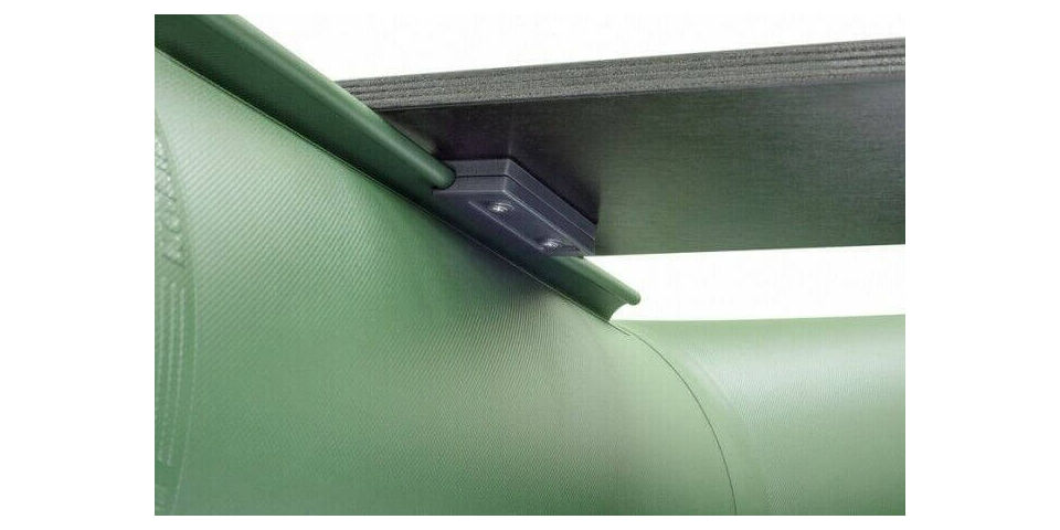 kolibri-km260-sitzbank Primo piano di una sedia da pesca verde con luci a LED integrate per il comfort della pesca notturna.