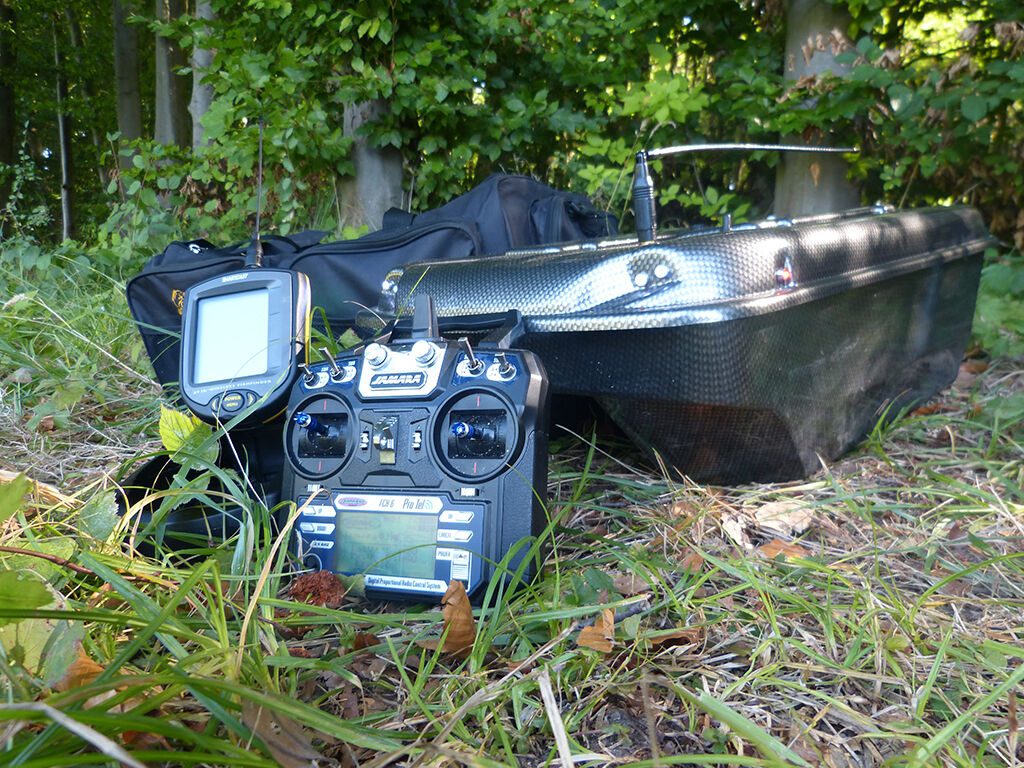 futterboot-fuer-karpfenangeln Ein Angelset mit Fernbedienung, Sonargerät und Boot zum Karpfenangeln.