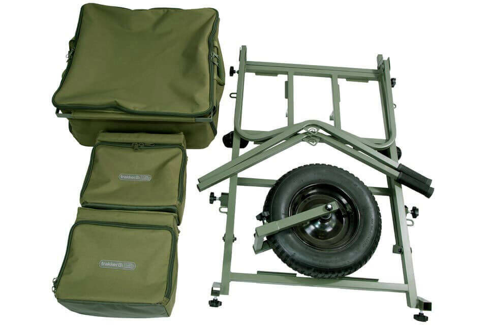 trakker-barrow-215306-2 Equipo de pesca esencial que incluye bolsas y un marco con ruedas para pescadores de carpas.