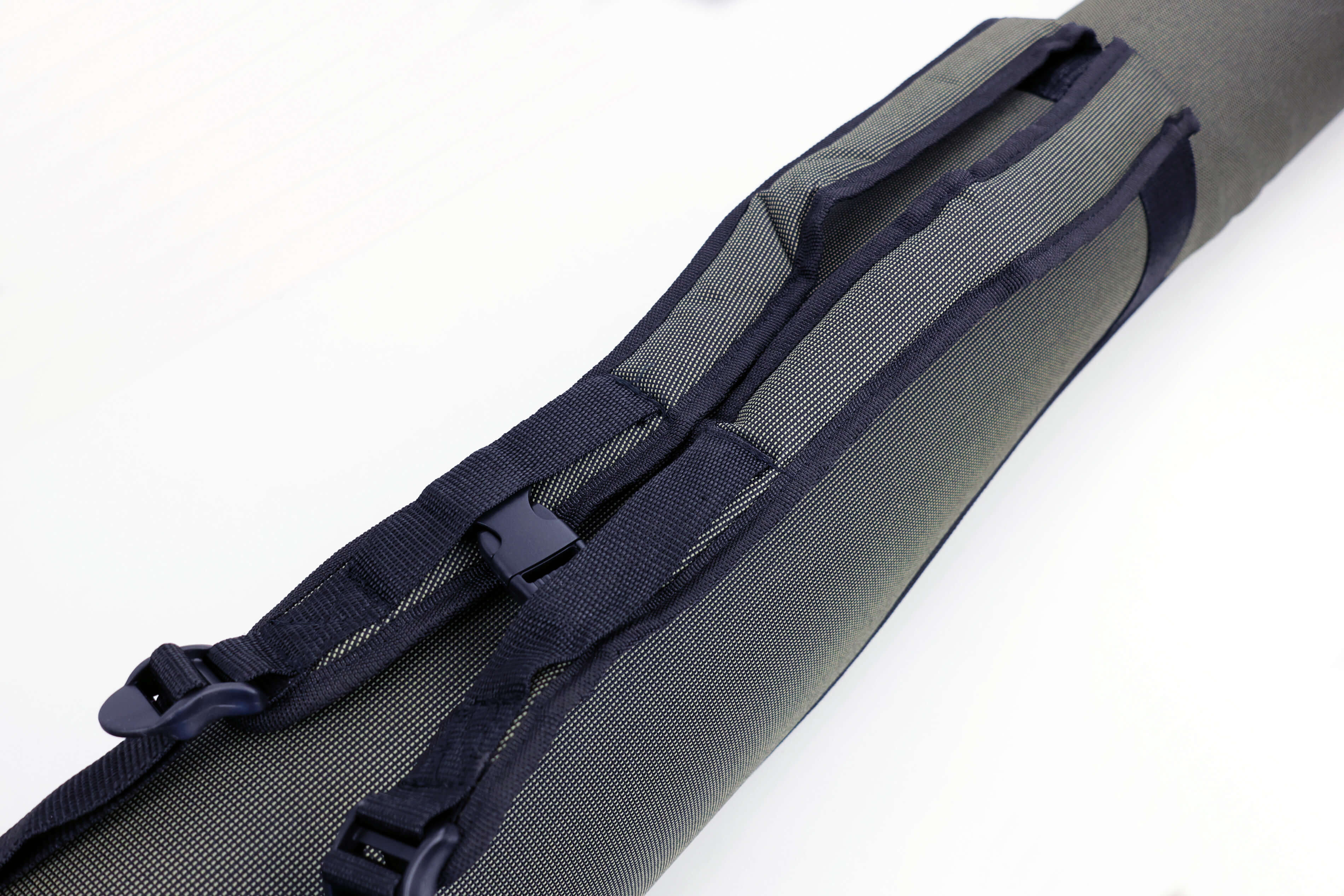 Estuche duradero para caña de pescar con correas seguras para proteger su equipo mientras pesca.