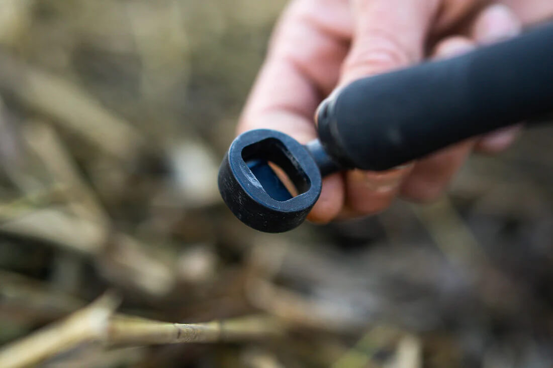 Primer plano del mango de una caña de pescar, perfecto para pescadores de carpas que buscan equipo de calidad.