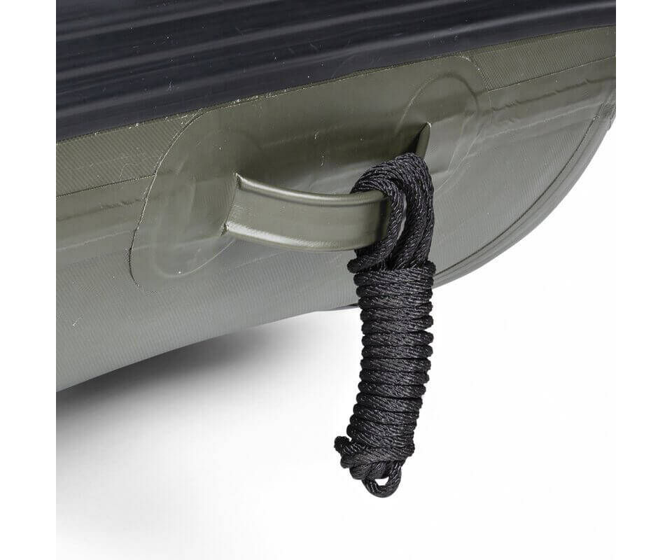 Close-up van een stevig handvat en touw op een opblaasbare vissersboot voor karpervissers.