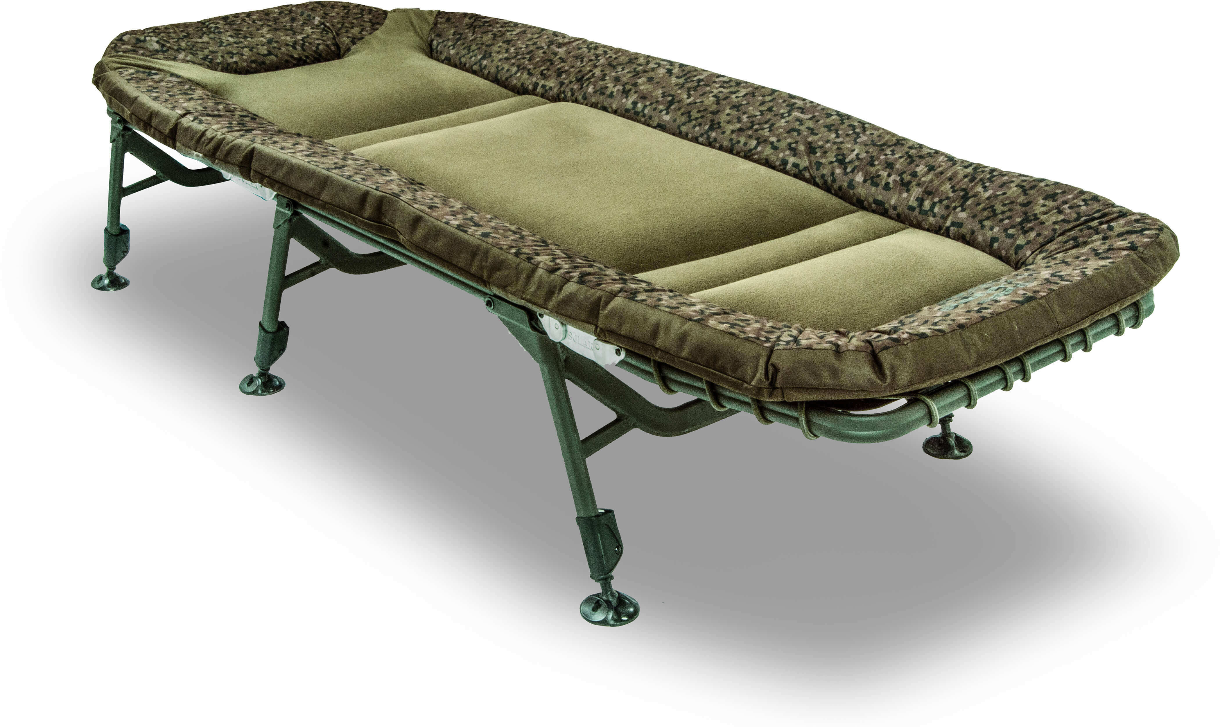 Cómoda silla cama de pesca para pescadores de carpas, perfecta para largas sesiones junto al agua.