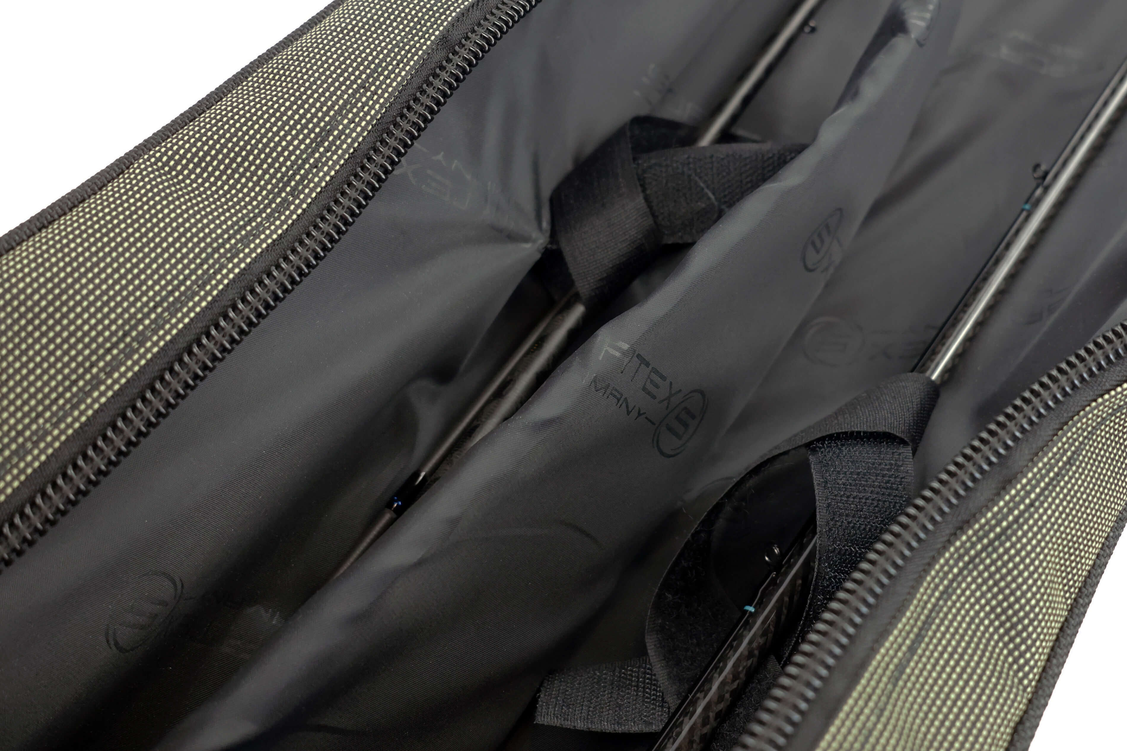 Bolsa duradera para caña de pescar con compartimentos para almacenamiento organizado de aparejos.