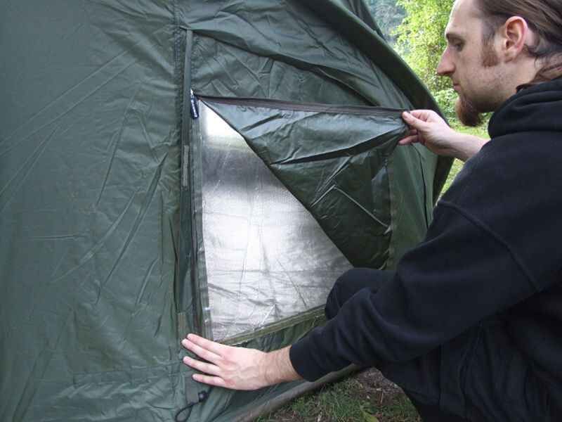 HOT-SPOT-SI-Maxi-3-Man-Overwrap-_b6-png Visser die een tentraam opent, klaar voor een comfortabele viservaring.