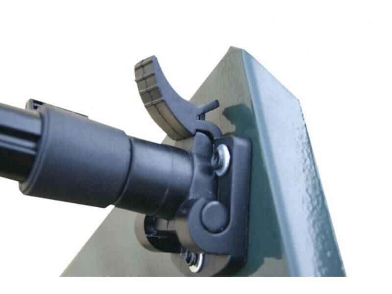 Affix-Bivvy-Table-Alu-Tisch5 Primer plano de un resistente soporte para cañas para la instalación de aparejos de pesca de carpas.