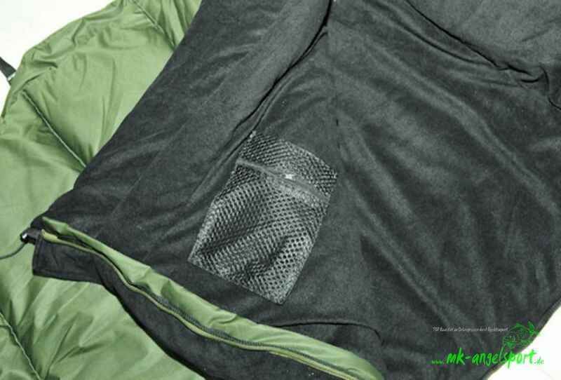PRO-ZONE-DLX-2-in-1-Schlafsack-_b6-png549c174fbf911 Comfortabele bedstoel voor vissers met een gaasvak voor het opbergen van visaccessoires.