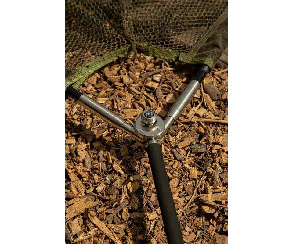 solar-tackle-P1BL42X-bow-loc-upgraded-5 Close-up van het handvat en de verbinding van een visnet, essentieel voor karpervistuig.