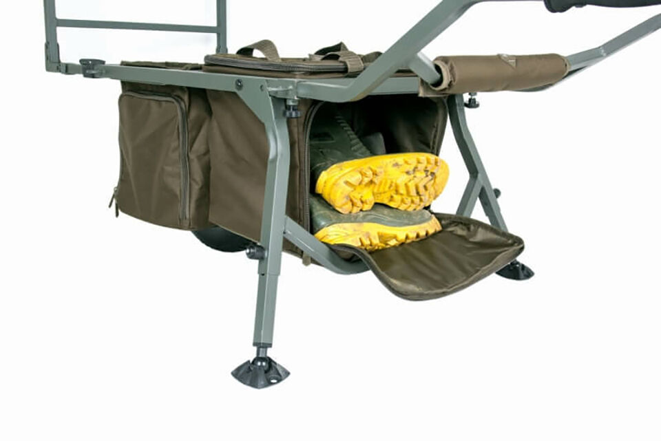 t3251-5055108932505-nash-trolley Sedia da pesca con scomparto per attrezzatura e stivali, perfetta per i carpisti.