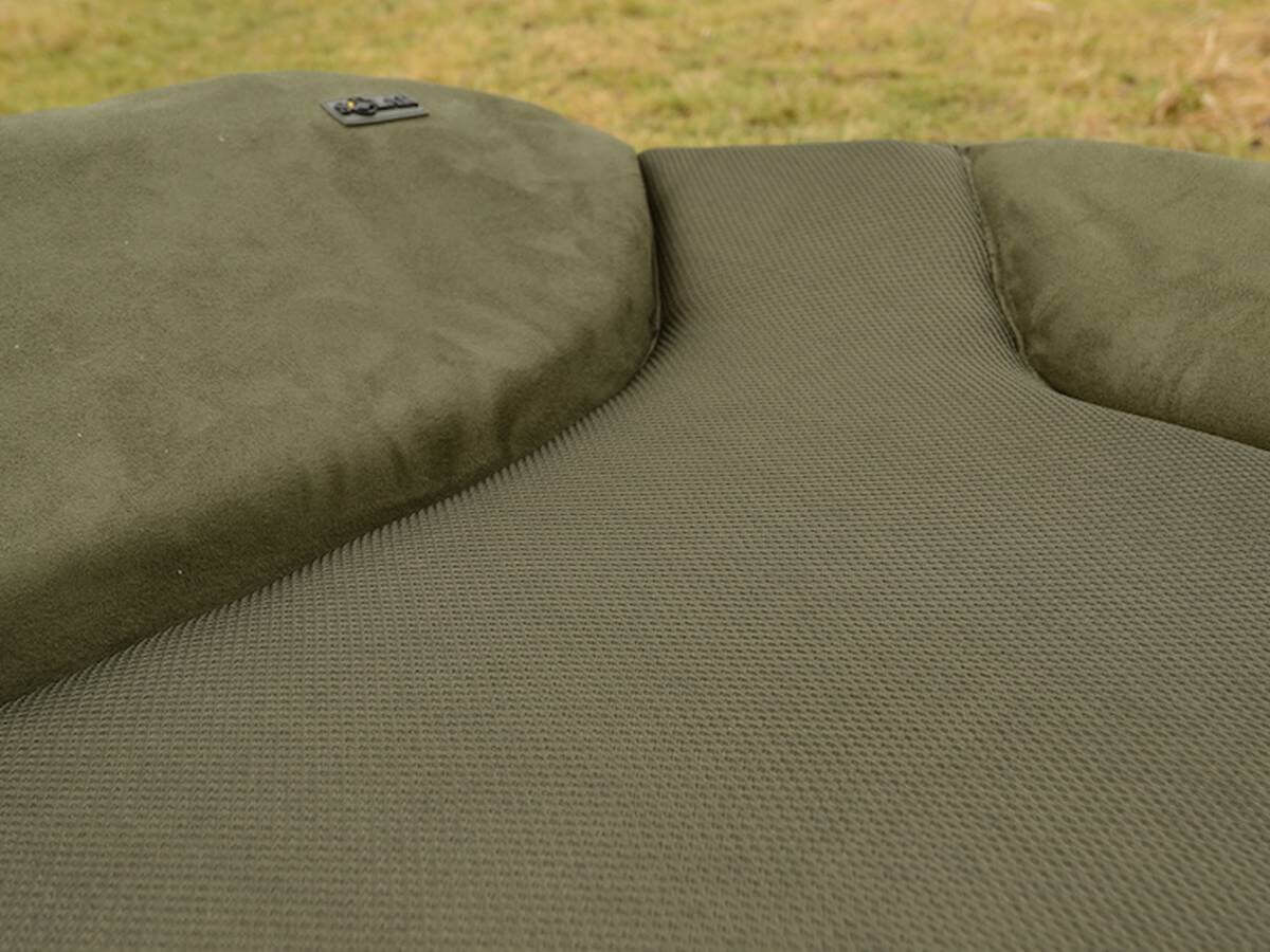 solar-bedchair_2 Cómoda silla cama de pescador diseñada para largas horas de pesca de carpas con un soporte óptimo.