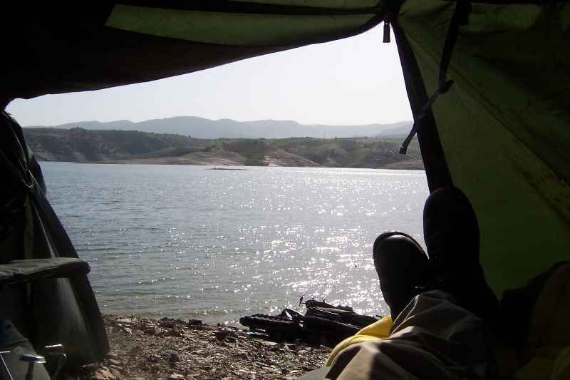 Haifischbar-Ausblick-2 Entspannen Sie sich in einem Angelzelt, genießen Sie den ruhigen Blick auf den See, während Sie auf Karpfenbisse warten.