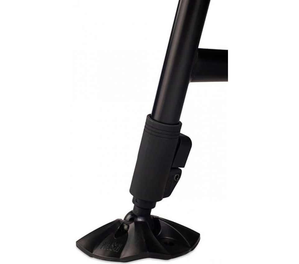 nash_T9485_2 Große Mudfeeds verhindern das Einsinken der Angelliege im Schlamm.