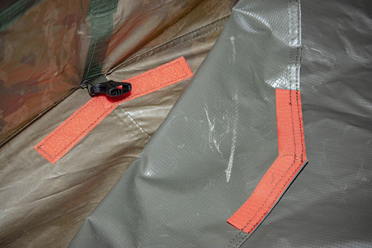 solar-bivvy-CA33-6 Detailní záběr na vnitřek rybářského stanu s bezpečnými popruhy a odolnou látkou pro rybáře.