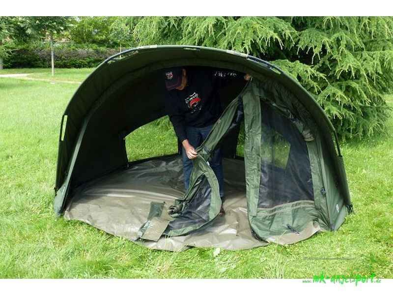 PRO-ZONE-SX-1-Man-Bivvy-_b5-png Angler baut ein geräumiges Angelzelt für ein komfortables Karpfenangelerlebnis auf.