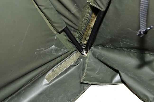 467_11 Close-up van de rits en naad van een visserstent, essentieel voor het comfort van de karpervisserij.