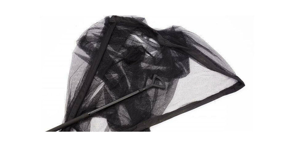 nash-dwarf-landing-net-t1482 Red de desembarco negra duradera para la pesca de carpas, esencial para desembarcar sus capturas de forma segura.