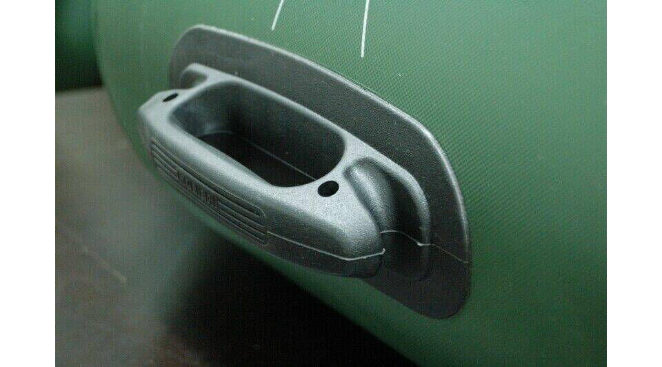 kolibri-km260-haltegriffe Die Haltegriffe garantieren einen leichten und sicheren Transport des 330cm langen Schlauchbootes.