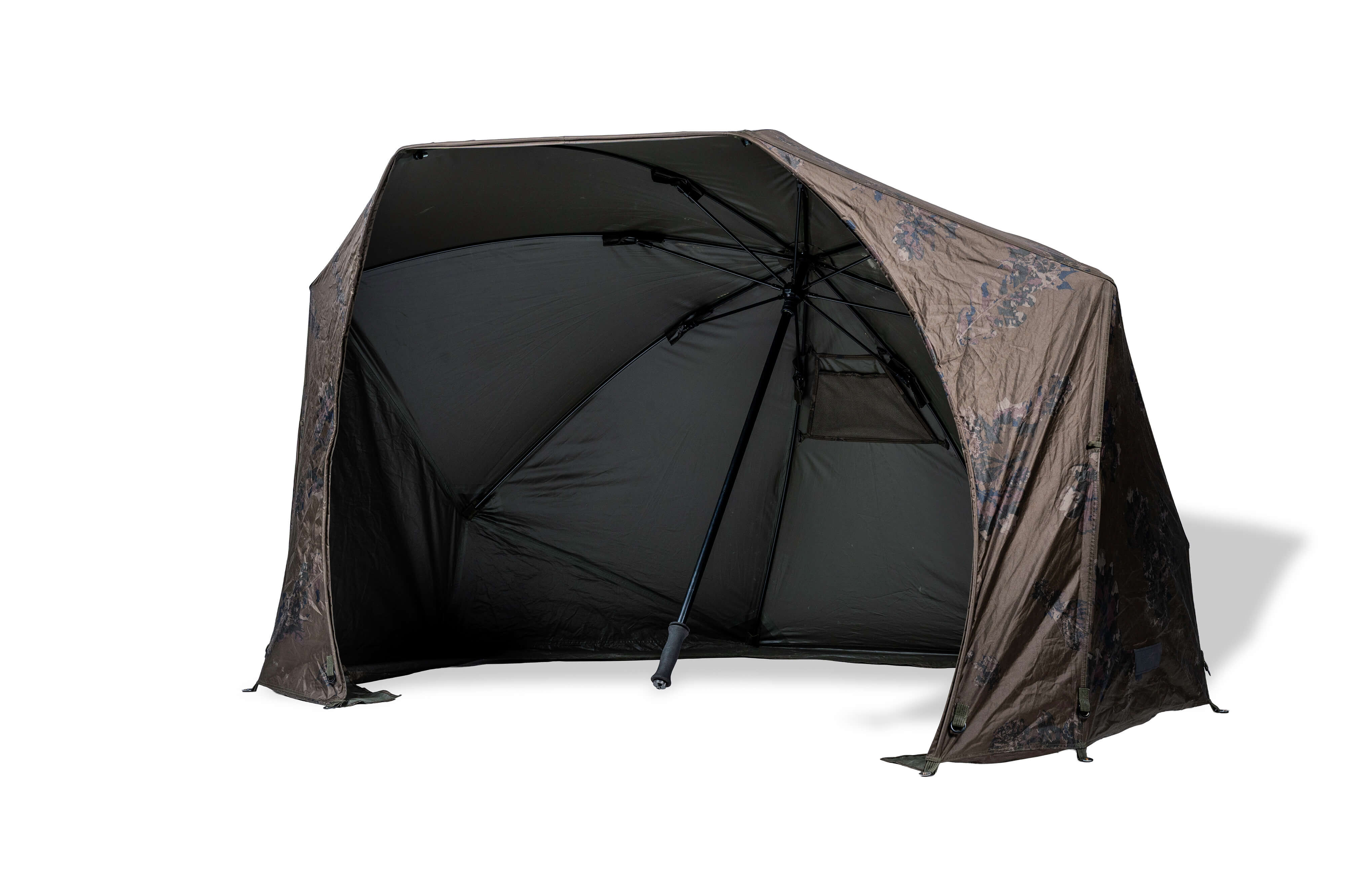 Ein Tarn-Angelunterstand mit Schirmstruktur zum Schutz im Freien vor Sonne und Regen.