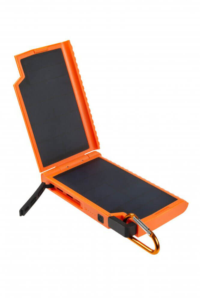 xr105-xtorm-solar-1 Draagbare zonnelader voor vissers, perfect voor het voeden van apparaten tijdens het vissen.
