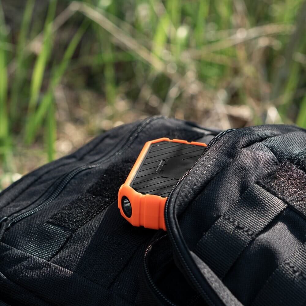 xtorm-xr102-2 Die Xtorm Rugged Power Bank passt in jede kleine Rucksack Tasche.