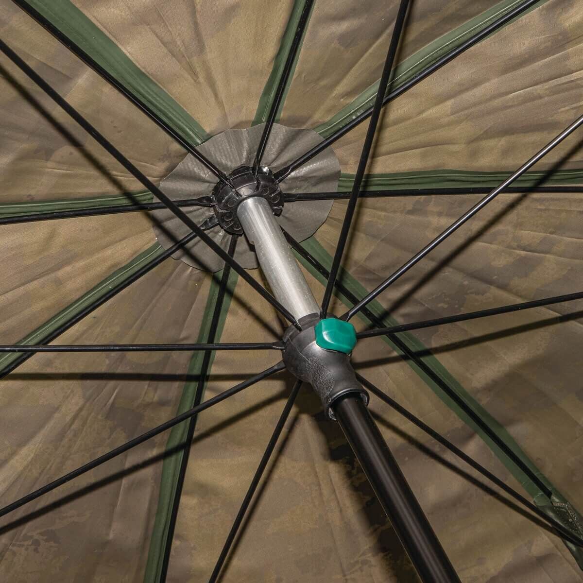 solar-CA21-brolly1 Blick auf die Innenstruktur eines Angelschirms, der für den Anglerschutz auf Ausflügen unerlässlich ist.