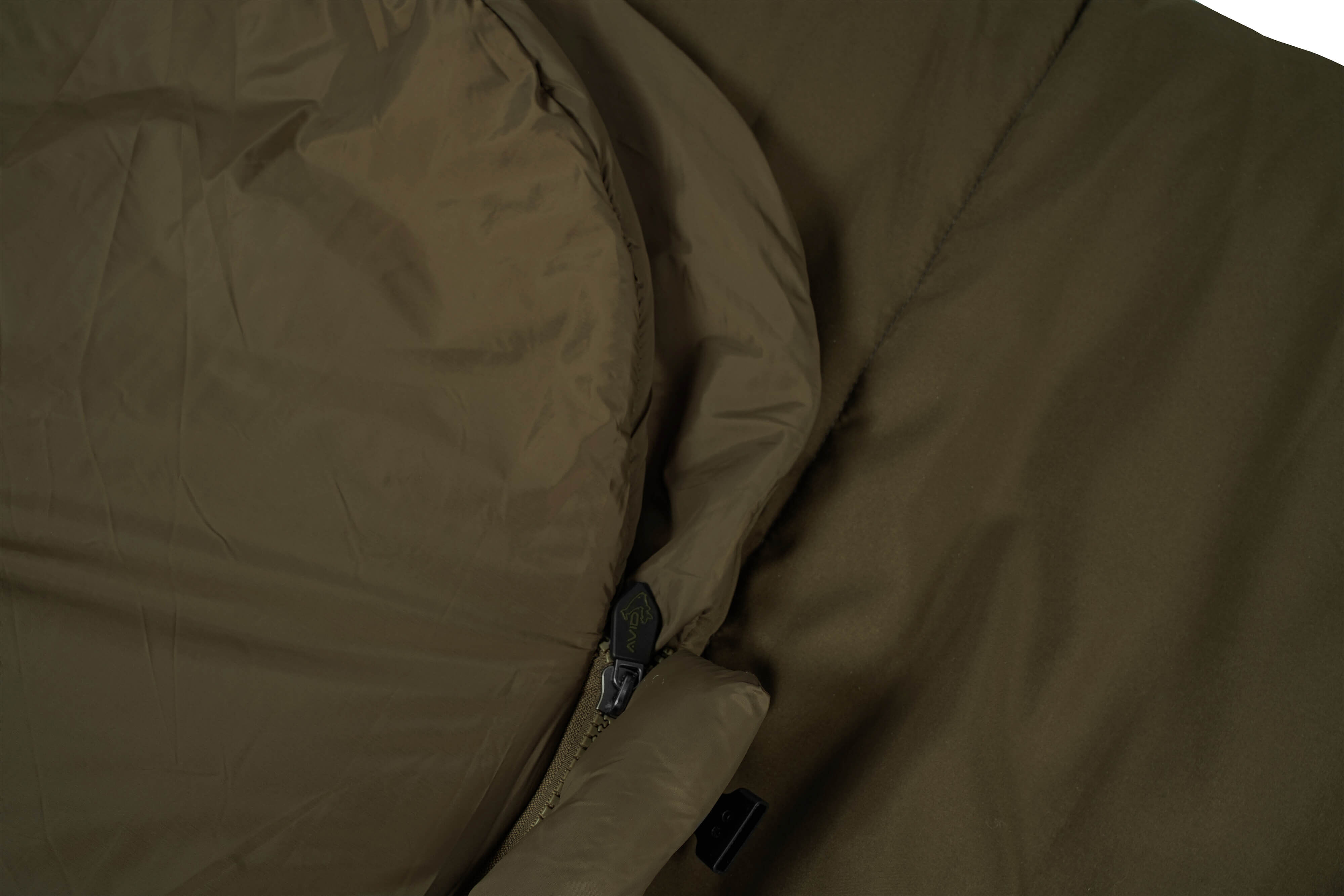 Cómodo saco de dormir para pescadores, perfecto para largas noches junto al agua mientras pescamos carpas.