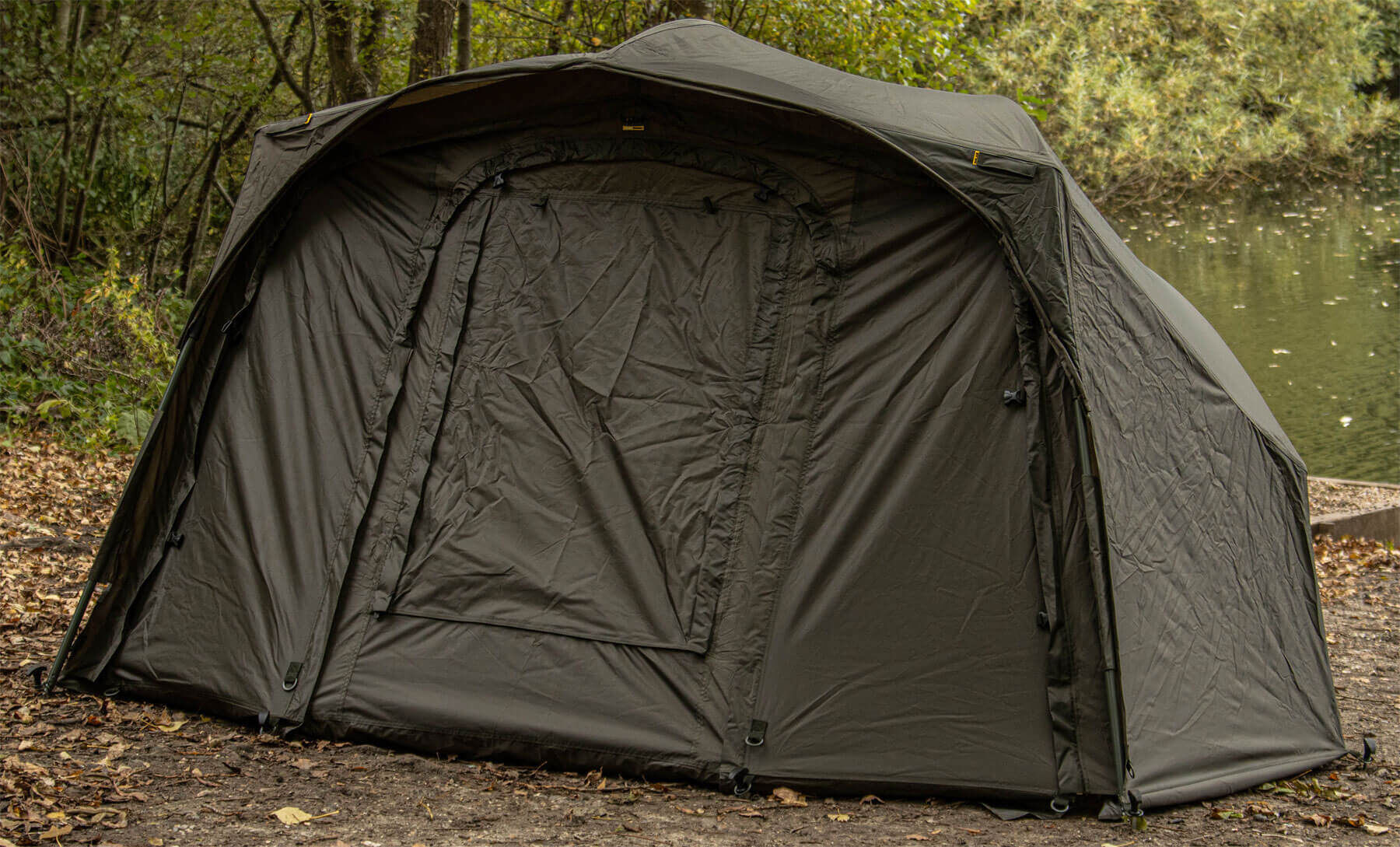solar-ug01-brolly-1 Geräumiges Angelzelt für Karpfenangler, ideal für Übernachtungsausflüge.