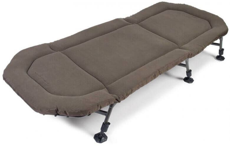avid_a0440006 Comfortabele visbedstoel voor karpervissers, perfect voor lange sessies aan het water.
