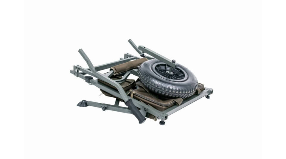 5055108932505-nash-trolley Sedia da pesca pieghevole con ruote, perfetta per i carpisti che cercano comfort e mobilità.