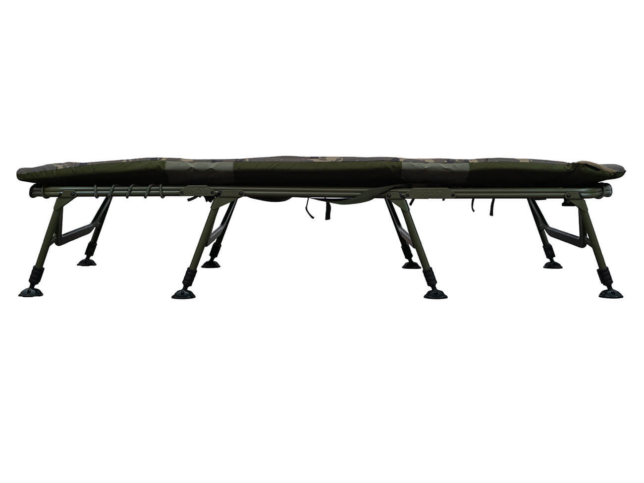 Un bedchair de pêche à la carpe Solar Tackle avec des pieds réglables et un matelas à motif camouflage.