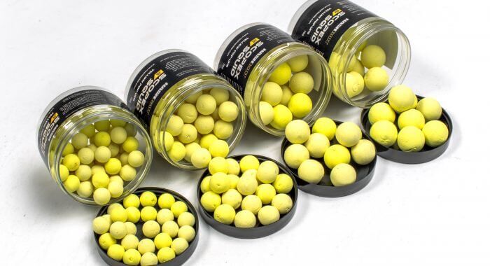 nash-B6843-popup Varios Boilies amarillos en tarros y bandejas, imprescindibles para el éxito de la pesca de la carpa.