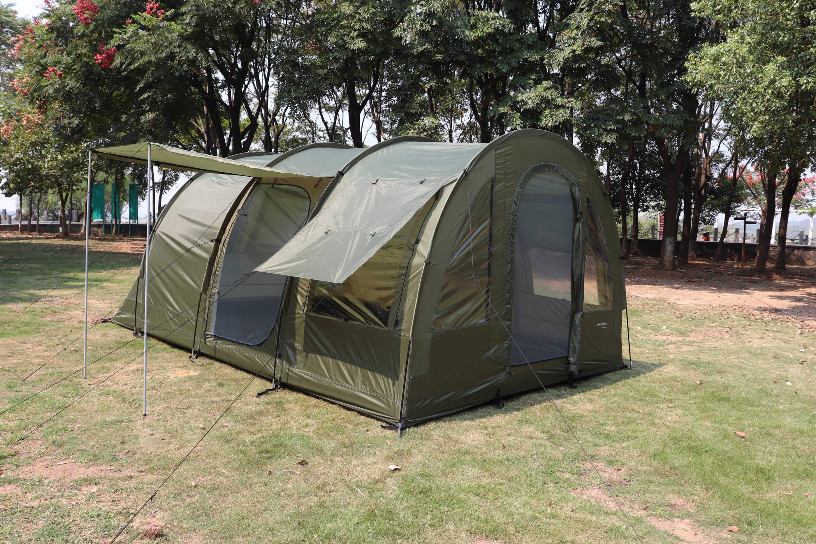 tunnelzelt-4-personen-1 Wasserdichtes Tunnelzelt mit einer Wassersäule von 5.000 mm und einem eingenähten wasserduchten Boden.