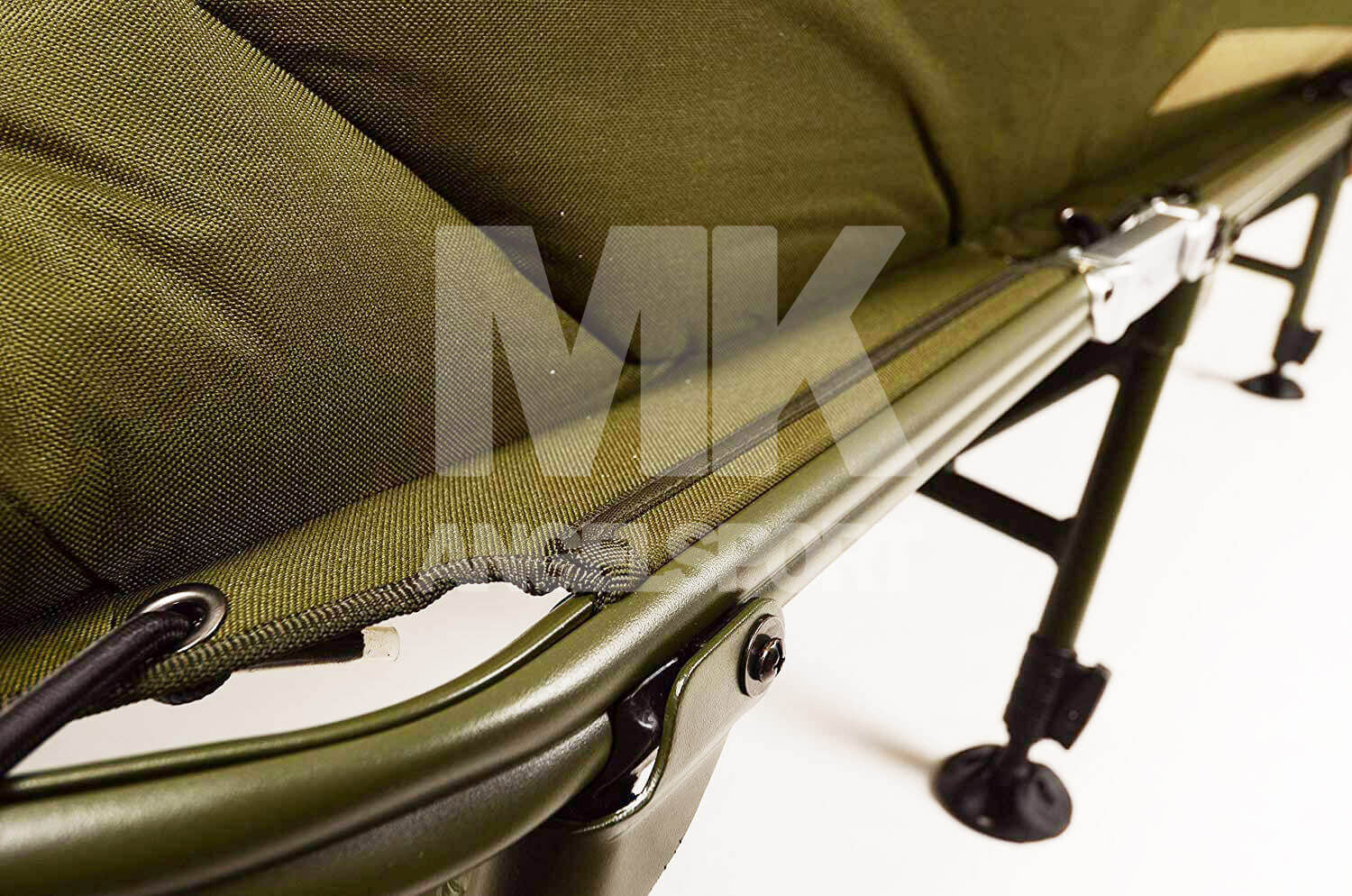 solar-CH02-bedchair-5 Comfortabel visbed ontworpen voor karpervissers, dat zorgt voor een rustgevende pauze tijdens de sessies.