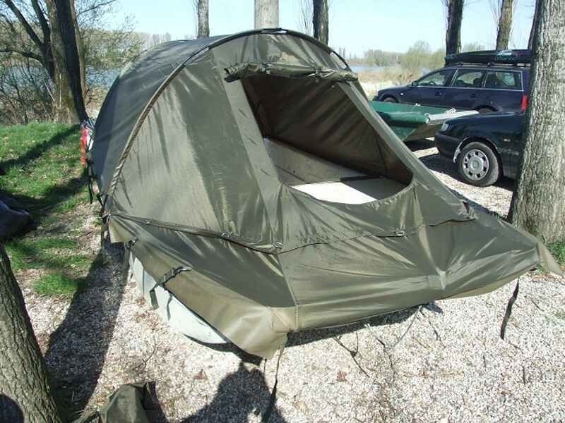 HOT-SPOT-Mariner-Boat-Bivvy-_b9-png Una espaciosa tienda de pesca instalada junto al lago, ideal para la comodidad de los pescadores de carpas.