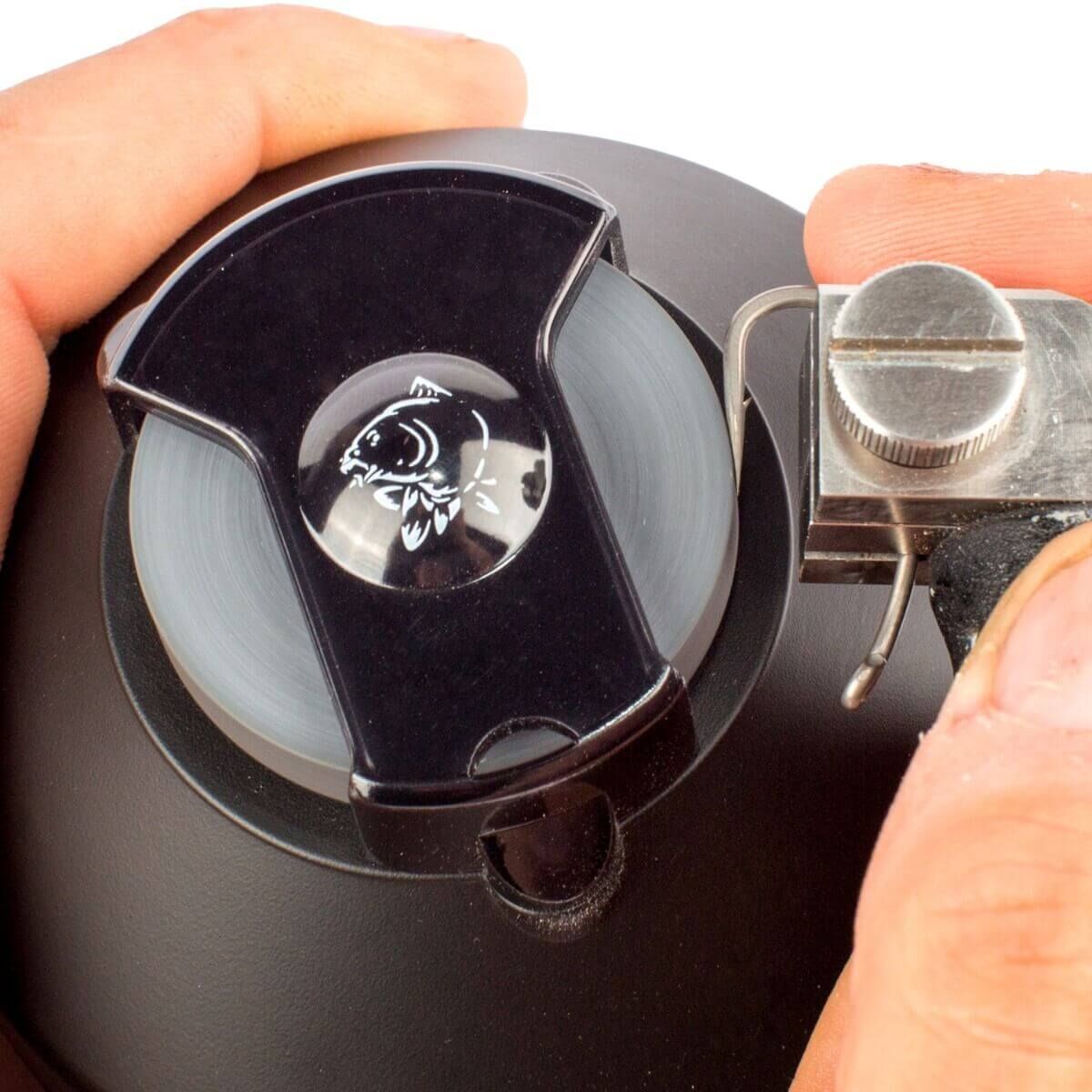 T6207-nash-pinpoint-hook-doctor-2 Der Angelhaken kann präzise an den Schleifstein geführt und nachgeschärft werden.