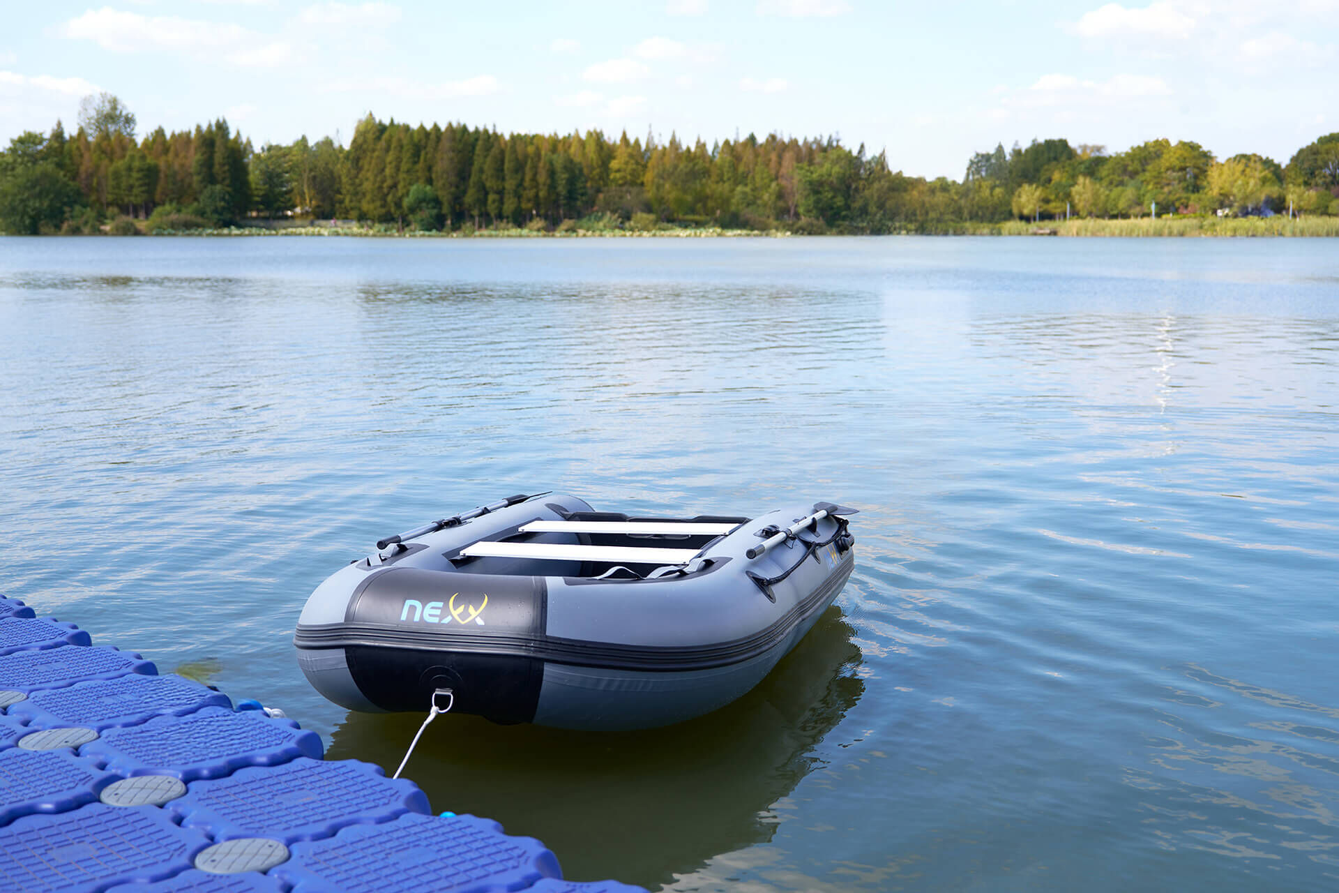 Schlauchboot zum Karpfenangeln auf einem ruhigen See, perfekt für Angler.