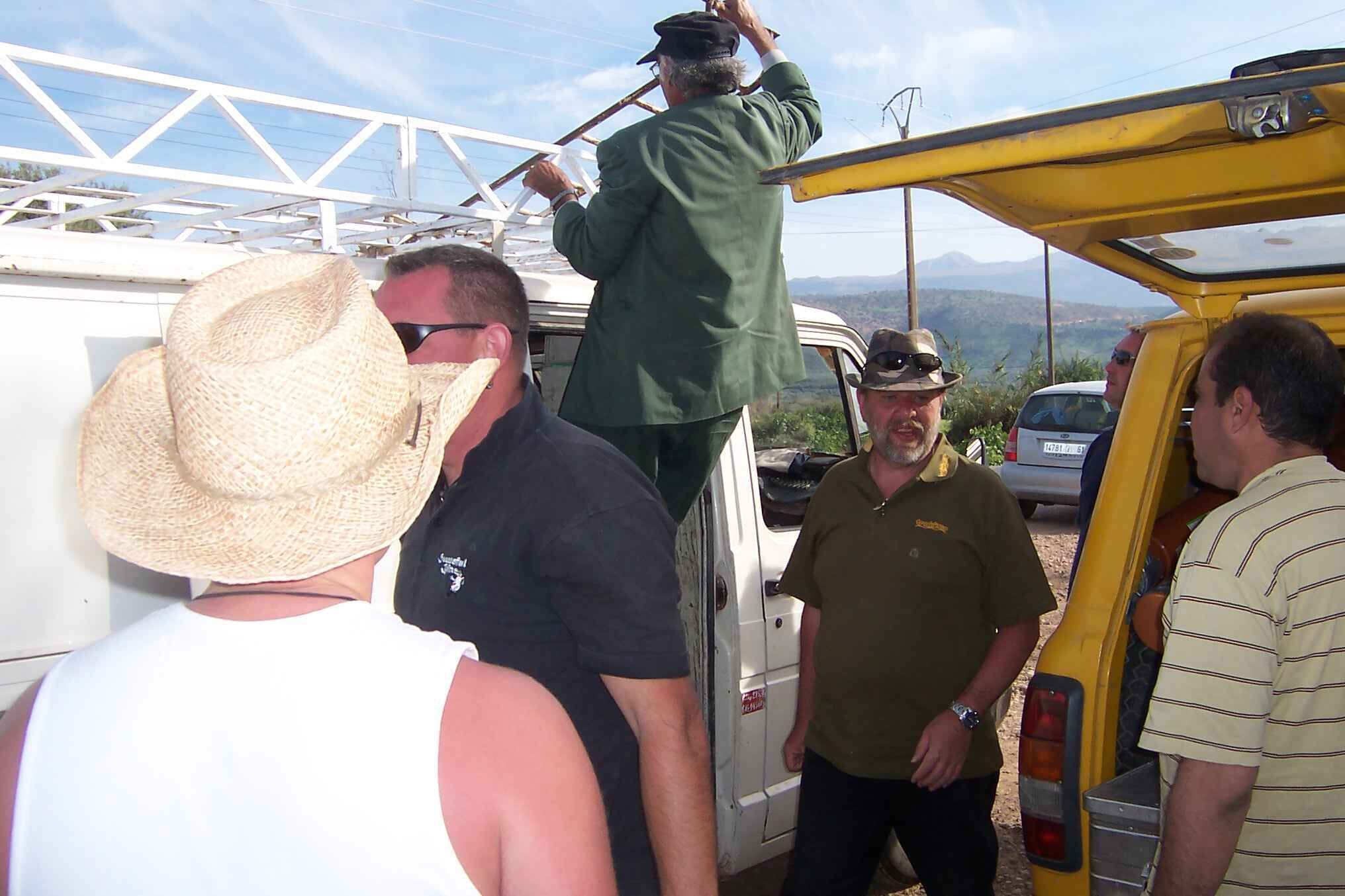 Auto-Nr2-R-ckfahrt-BeneMilla-Casablanca-2 Angler bereiten Ausrüstung und Angelgerät für einen erfolgreichen Karpfenangelausflug im Freien vor.