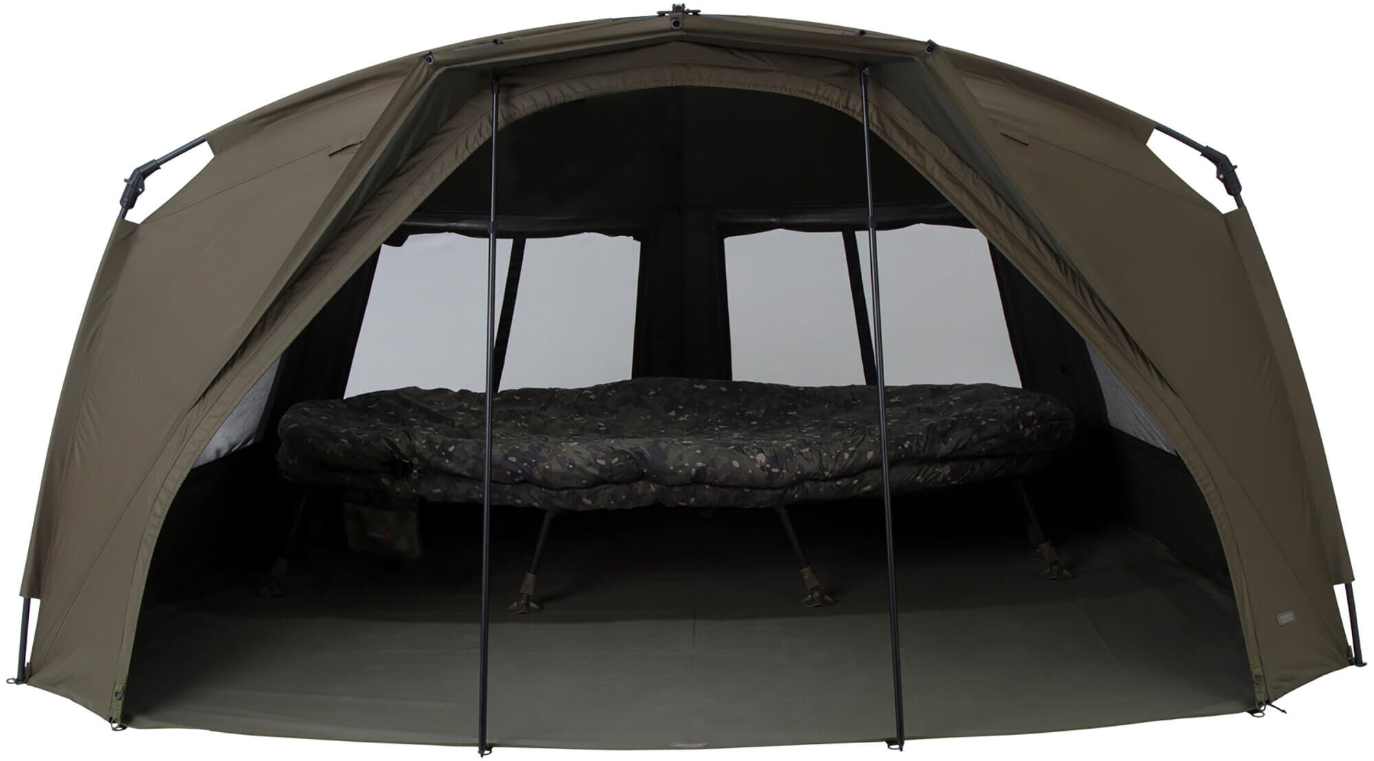 Abri de pêche spacieux avec un lit confortable pour de longues sessions de pêche à la carpe.