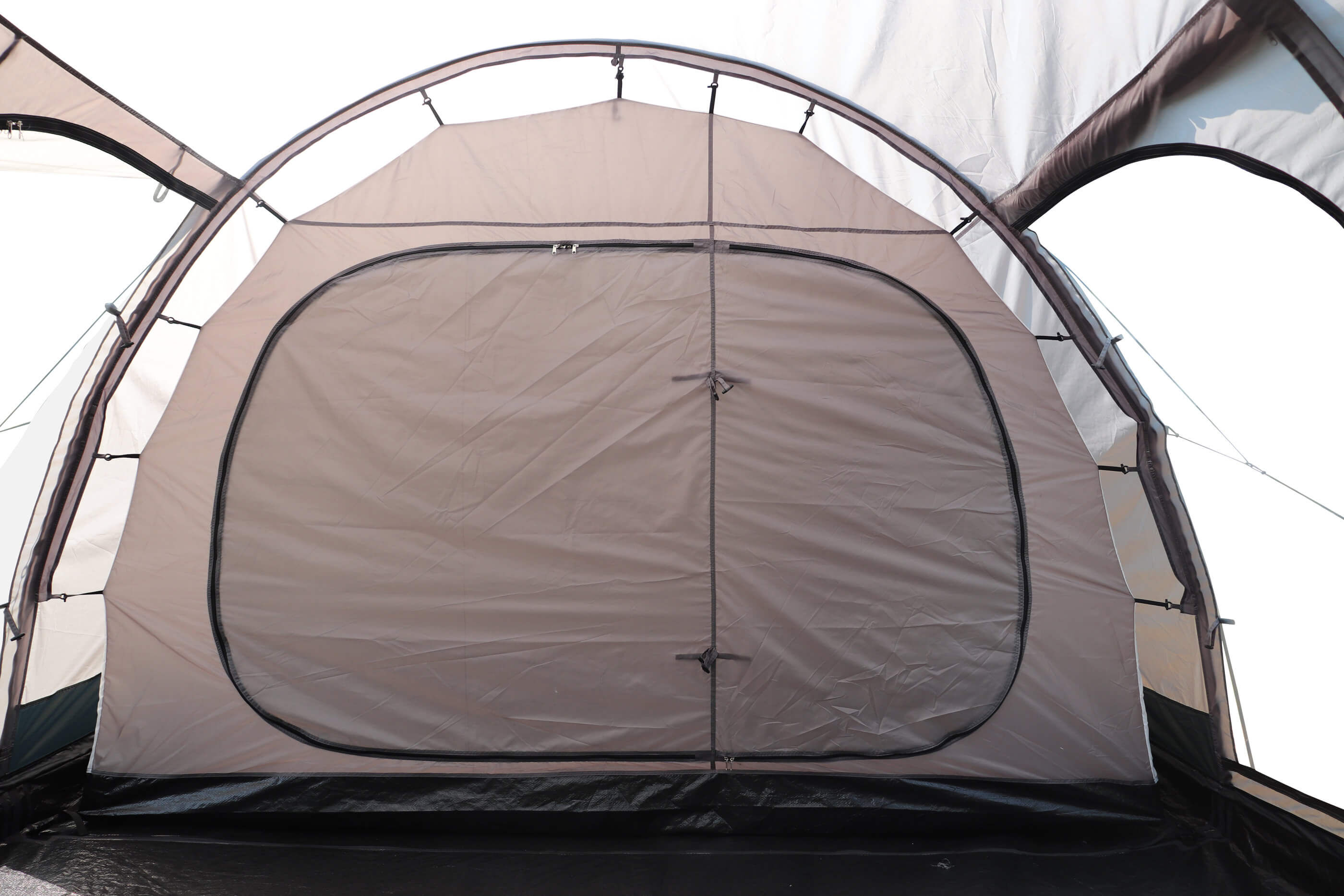 campingzelt-4-personen-5 Amplia entrada a la tienda de pesca, perfecta para que los pescadores de carpas se mantengan cómodos y secos.