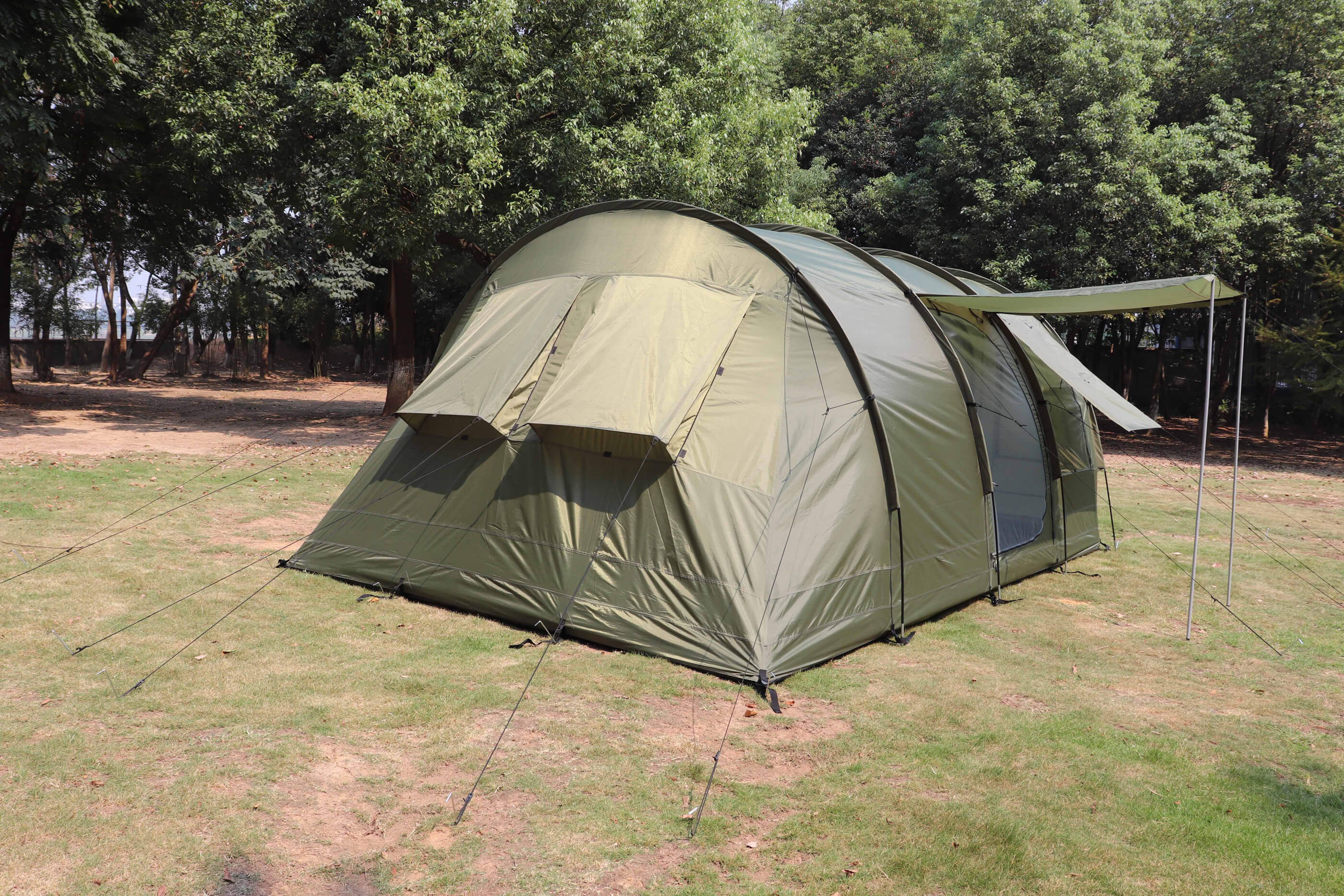 tunnelzelt-4-personen-5 Das Famielienzelt besitzt geteilte Schlafkabinen und Organizer Taschen.