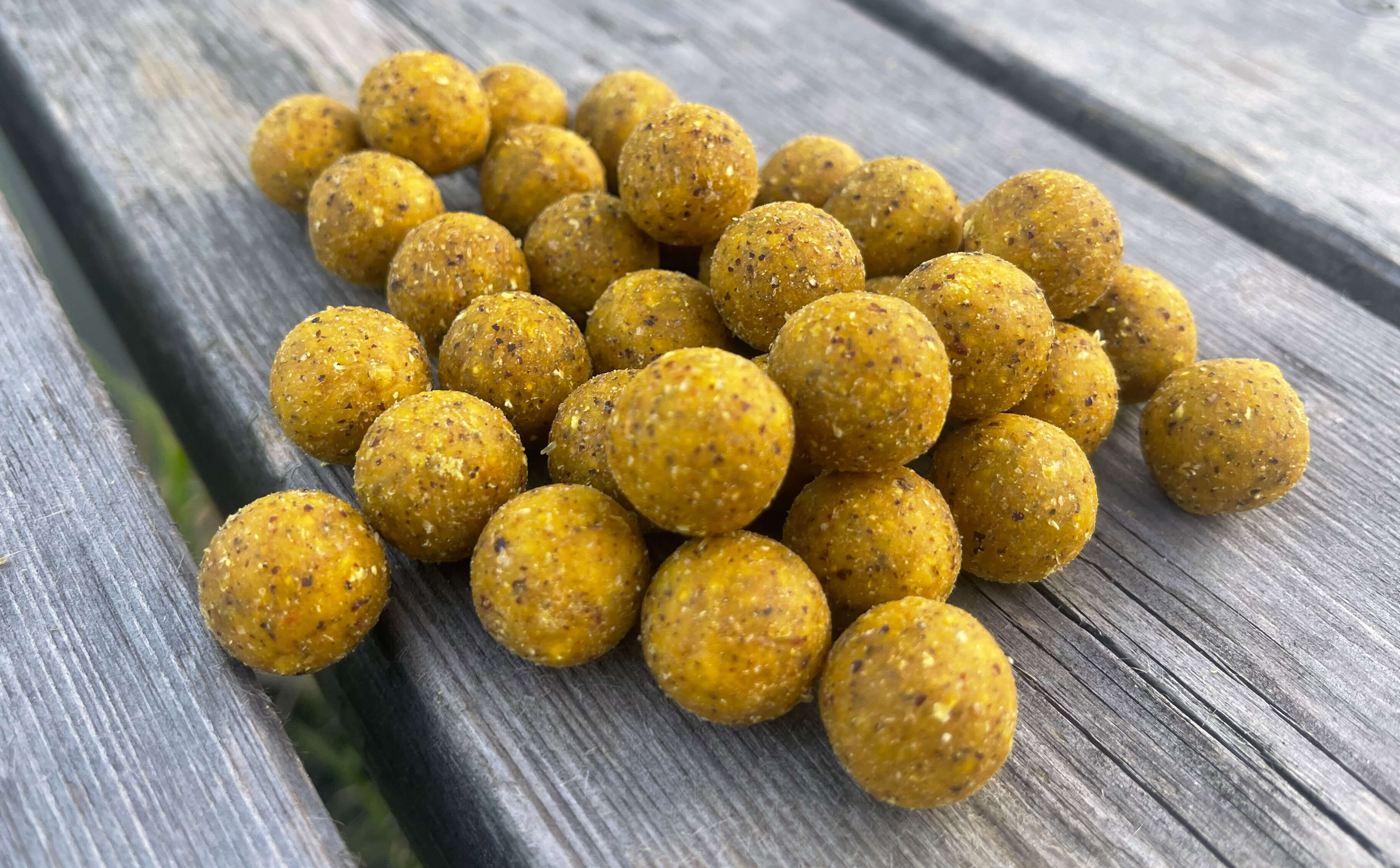 Boules d'appât carpe jaunes de haute qualité prêtes à la pêche, parfaites pour attirer les carpes.