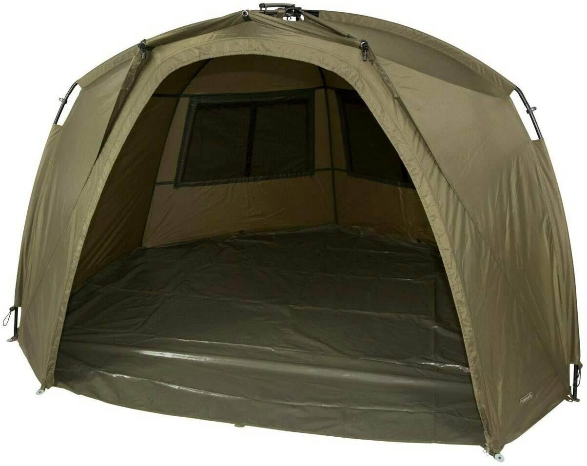 trakker-t100-brolly-1 Tente de pêche spacieuse pour les pêcheurs de carpes, offrant abri et confort lors des sorties de pêche.